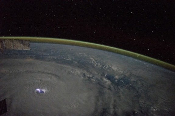 &quot;Ochiul ciclonului&quot;. Un astronaut de pe Staţia Spaţială Internaţională a surprins o imagine impresionantă