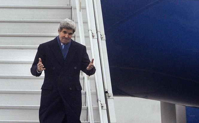 John Kerry a sosit la Kiev unde va discuta posibilitatea livrării armelor americane în Ucraina