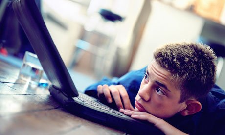Ce se întâmplă în creierul adolescenţilor care stau mult timp în faţa calculatorului