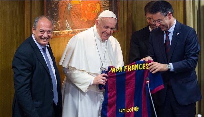 Papa Francisc a primit un tricou al FC Barcelona semnat de jucători