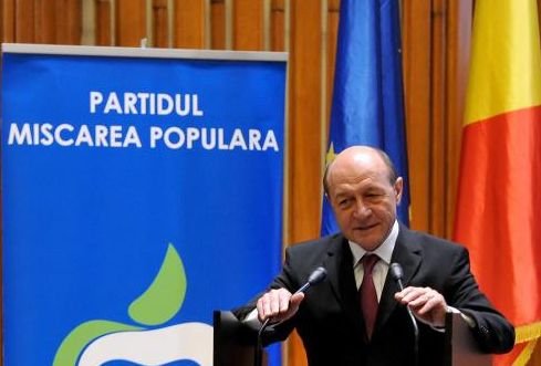 La ordinea zilei: Elena Udrea zâmbeşte cu cătuşele la mâini, Băsescu nu se dezice