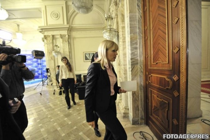 Elena Udrea face acuzaţii din spatele gratiilor: &quot;Parlamentarii joacă DUBLU&quot;