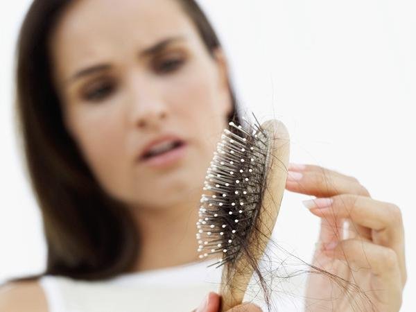 Căderea părului, un semnal de alarmă care prevesteşte ceva rău. Ce se întâmplă în organismul tău