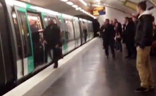 Chelsea condamnă comportamentul rasist al fanilor săi din metroul parizian (VIDEO)