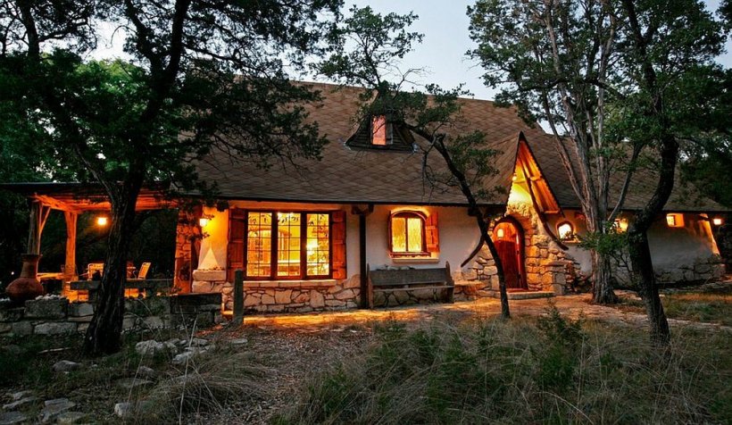 Proiect UNIC în România. Aşa arată casa care costă 1000 de EURO. &quot;E rezistentă la cutremure şi nu ia foc&quot;