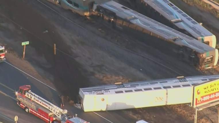 Un tren de pasageri a DERAIAT în California. 51 de pasageri au fost răniţi, dintre care unii sunt în stare critică