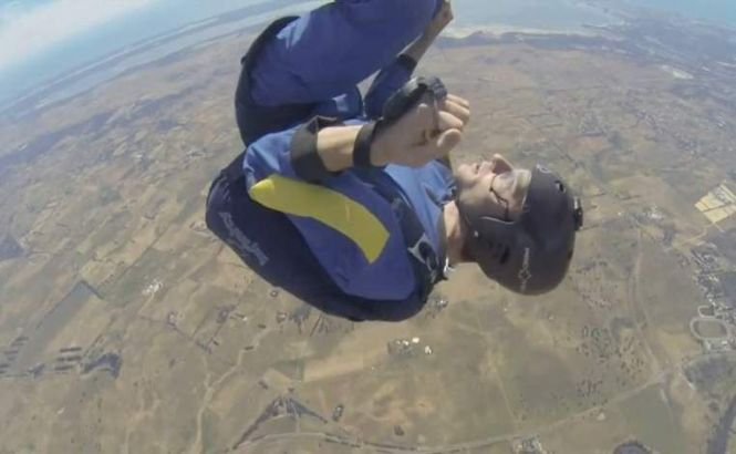 Salvare dramatică a unui paraşutist în timpul unui salt de la 4000 de metri (VIDEO)