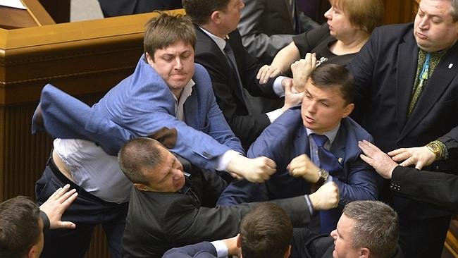 Dacă nu poţi să combaţi, poţi să îi baţi! Parlamentul ucrainean va instala un ring de box adevărat în clădire (VIDEO)