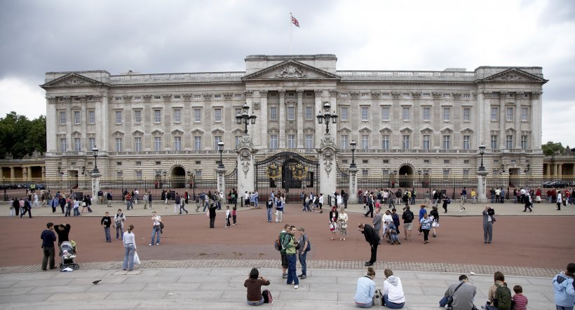 Un bărbat gol puşcă se caţără pe fereastra unui dormitor al Palatului Buckingham (VIDEO)
