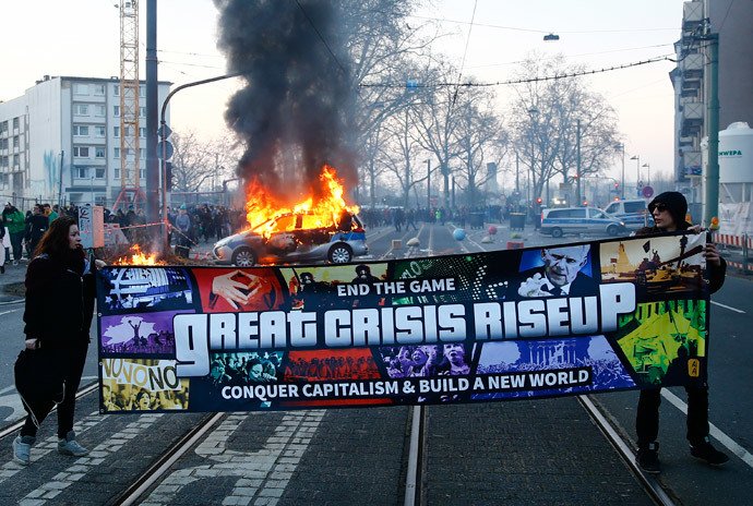 Blockupy: Proteste violente în Frankfurt. Poliţiştii folosesc tunuri cu apă şi gaze lacrimogene. 350 de persoane au fost arestate (VIDEO)