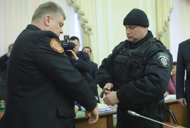Se poate şi mai rău. Doi oficiali ucraineni, ÎNCĂTUŞAŢI în prezenţa presei, în timpul unei şedinţe de guvern 