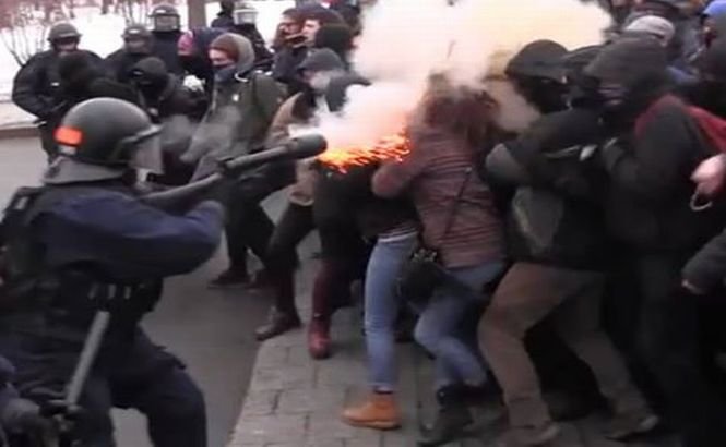 Poliţiştii canadieni au tras ÎN FAŢA studenţilor protestatari cu gaze lacrimogene  (VIDEO)