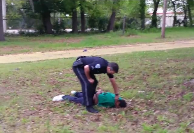 VIDEO! Un polițist alb a ÎMPUŞCAT un bărbat de culoare neînarmat de 8 ori. Câteva clipe mai târziu, acesta moare