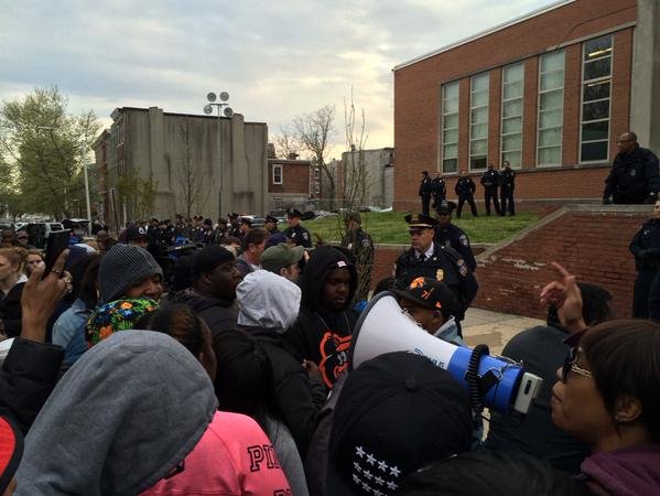 Proteste violente în Baltimore, după ce un tânăr de culoare a murit în arestul poliţiei (VIDEO)