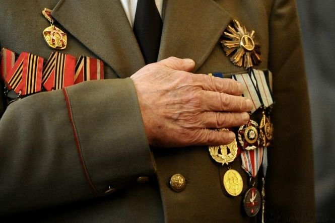 Mai mulţi veterani de război, supravieţuitori ai celui de-al Doilea Război Mondial, au primit gradul de general