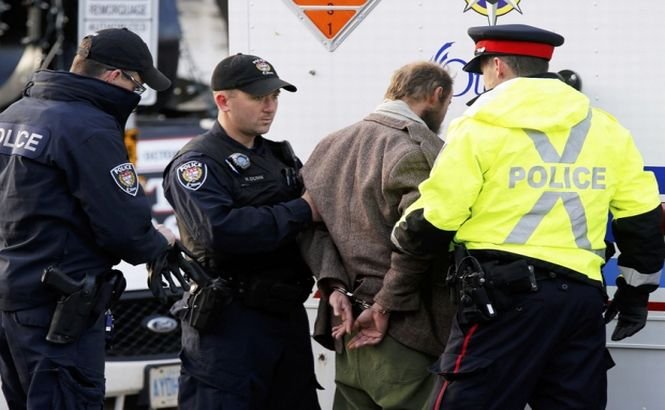 10 tineri canadieni au fost arestaţi pe aeroportul din Montreal, suspectaţi de legături cu Statul Islamic