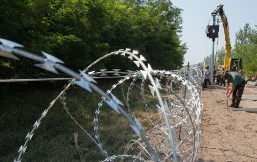 Gardul ridicat de Ungaria la graniţa cu Serbia, inutil. Imigranţii au tăiat sârma ghimpată