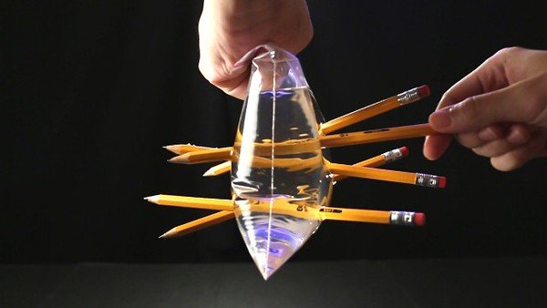 Ce se întâmplă când înțepi cu un creion o pungă cu apă