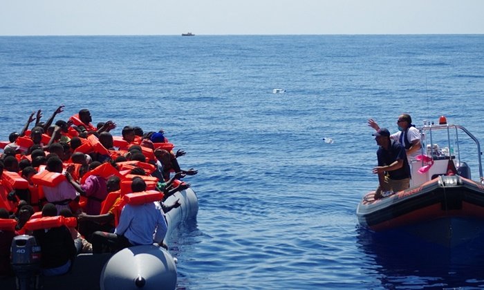 Spania: 15 persoane care transportau imigranți cu scutere pe mare au fost arestate