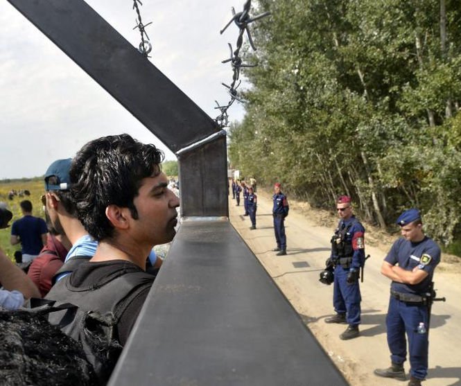 Serbia cere Ungariei să-şi redeschidă frontiera pentru imigranţi 