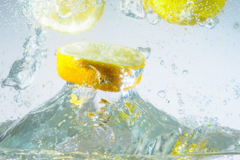 Detoxifiere cu apa cu lamaie. Apa plată cu lămâie îți furnizează vitamina C