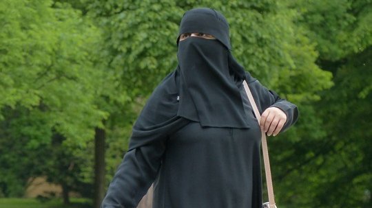 Femeie condamnată la închisoare în Belgia, după refuzul de a-şi scoate vălul