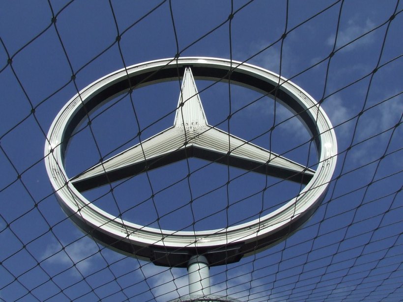 Daimler cheamă în service 840.000 de autoturisme, pentru probleme cu sistemul de airbag