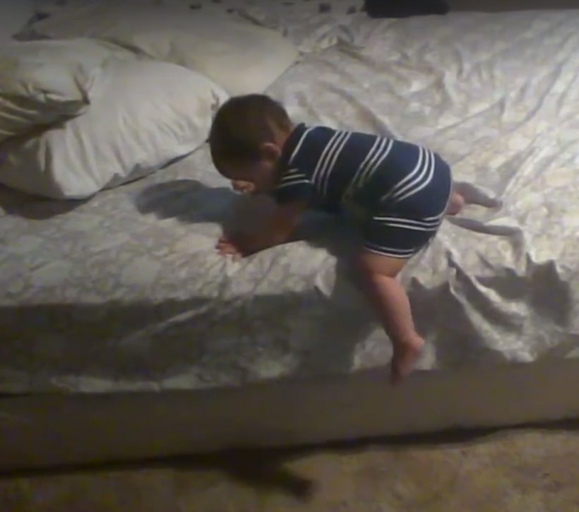 Un bebe genial! Ce soluție găsește ca să coboare din patul prea înalt - VIDEO 