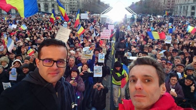 Mihai Gâdea şi Mircea Badea, selfie cu miile de oameni din Piaţa Constituţiei