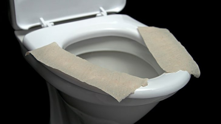 Pui hartie igienica pe capacul toaletelor publice? Nu o sa mai faci asta niciodata!