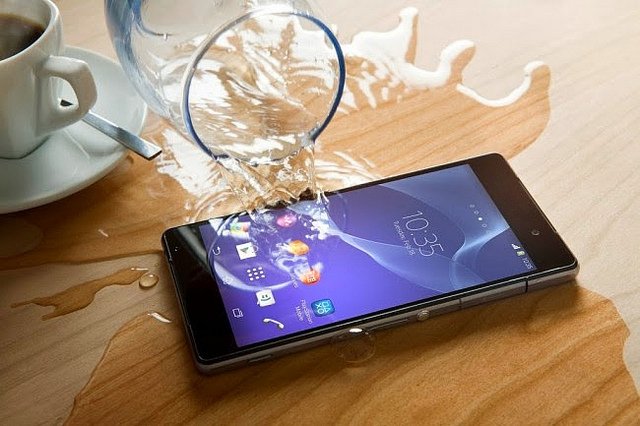 Ghidul extrem de simplu ca să salvezi smartphone-ul căzut în apă!