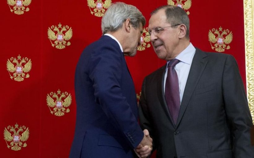 Misterul servietei lui John Kerry. Ce transporta americanul la întâlnirea cu președintele Rusiei?
