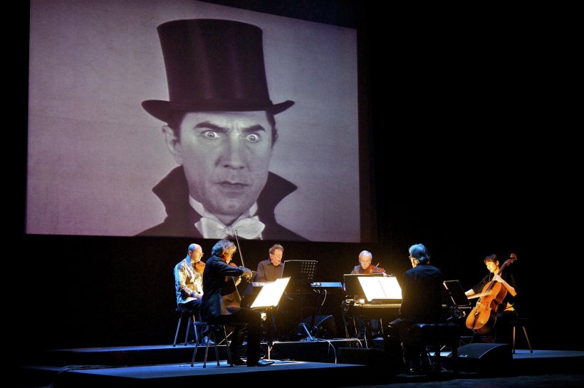 Philip Glass și Kronos Quartet în premieră în România cu cine-concertul DRACULA - MUZICA ȘI FILMUL la Castelul Bran și la București