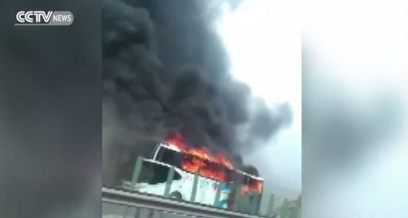 Un autobuz plin cu pasageri a luat foc în mers. Scenele de groază au fost surprinse de o cameră de bord