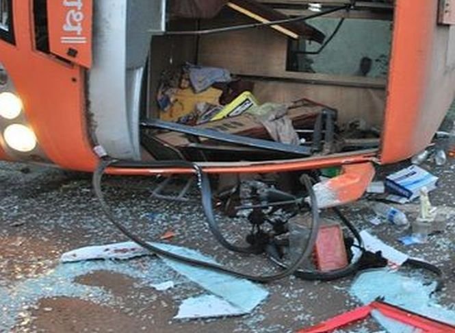 Un autobuz plin cu oameni a căzut într-o prăpastie. Șase morţi şi 16 răniţi