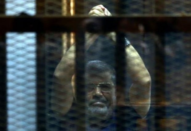 Fostul președinte Mohamed Morsi, condamnat la închisoare pe viaţă într-un proces de spionaj 