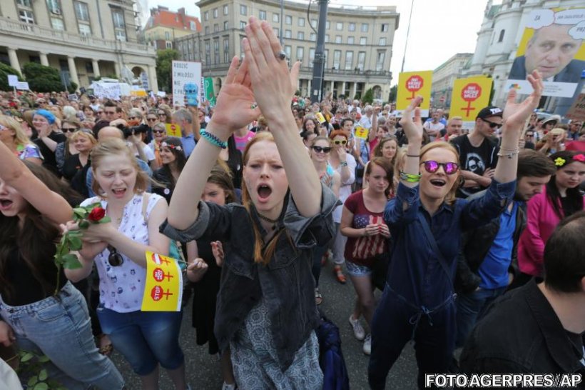 Manifestaţie uriaşă la Varşovia împotriva interzicerii avortului