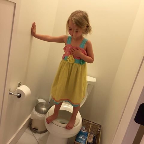 Fetița ei s-a urcat pe WC, iar ei i s-a părut amuzant. Când și-a dat seama de ce a făcut copilul acest lucru, a izbucnit în lacrimi