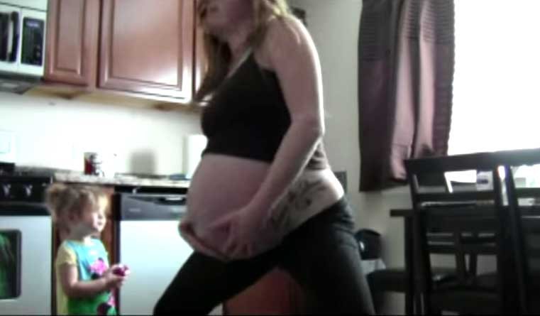 Era gravida cu gemeni si nu mai suporta durerile. Uite ce a facut femeia asta in bucatarie pentru a-si induce nasterea!