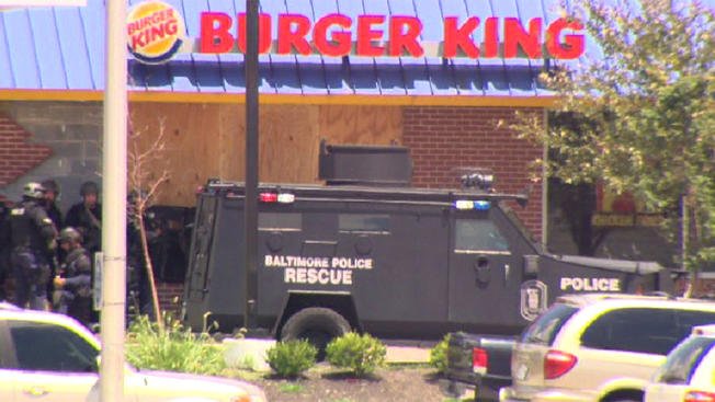 Luare de ostatici într-un fast-food din Baltimore. Poliţiştii l-au reţinut pe suspect după ore de negociere