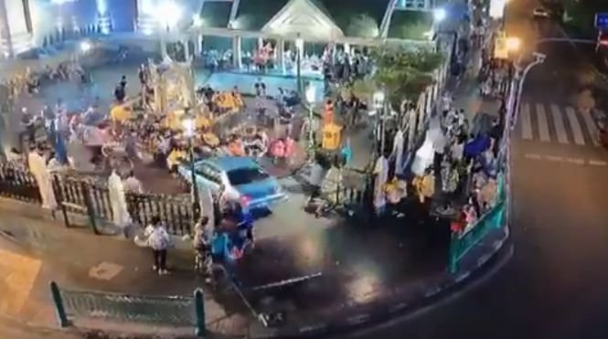 Incident îngrozitor în Thailanda. O tânără a intrat cu mașina în mulțime după ce a suferit un accident vascular cerebral - VIDEO