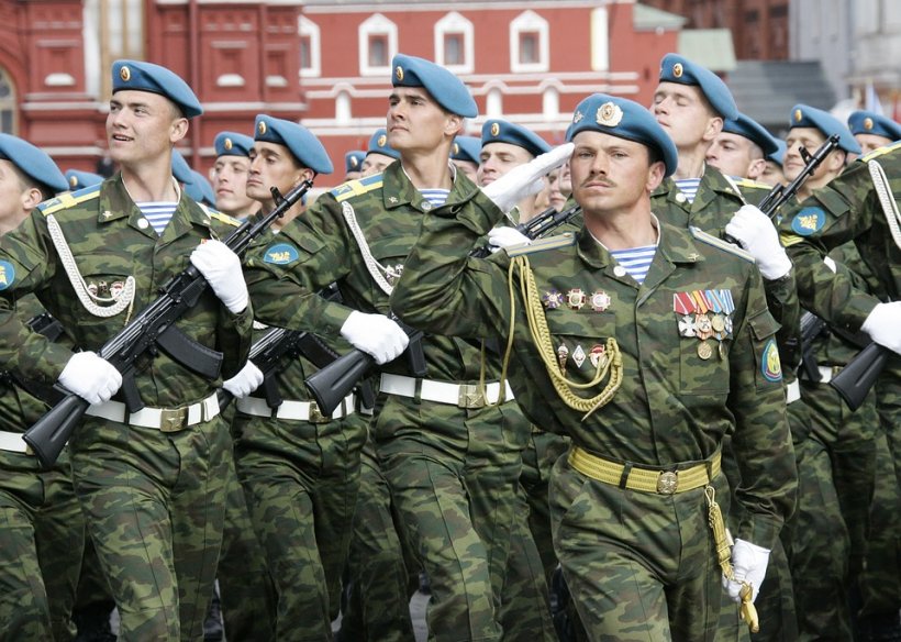 Rusia mobilizează trupe la granița cu Ucraina