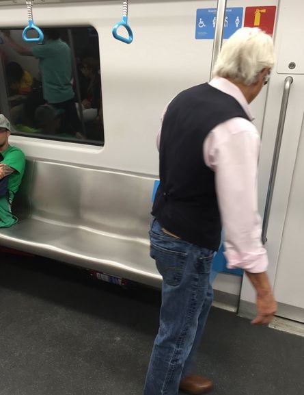 Ce face acest bătrân când i se oferă un loc pe scaun la metrou. Călătorilor nu le-a venit să creadă