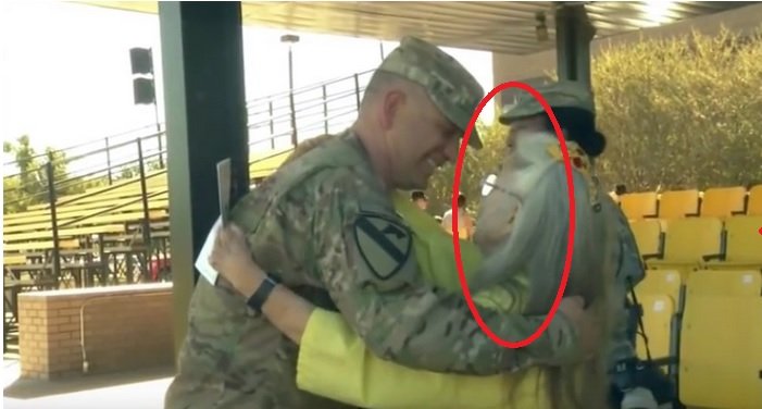 Timp de 12 ani, această bătrânică a îmbrățișat soldații din aeroport. Ce s-a întâmplat în ziua în care a lipsit 