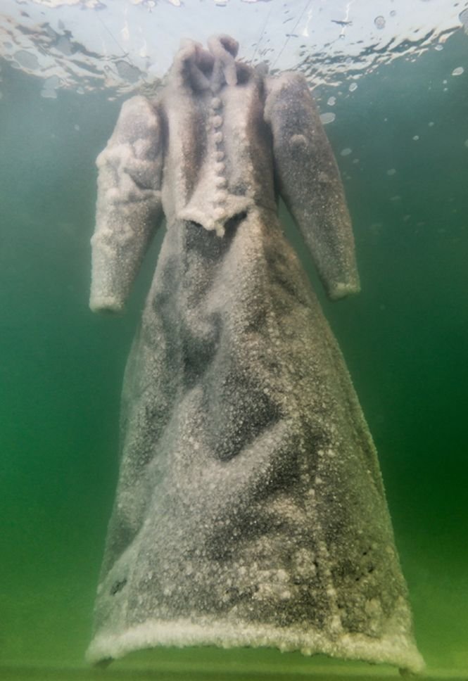 O rochie de mireasă, acoperită cu cristale din sare, a ieșit din adâncul Mării Moarte. Explicația te va surprinde