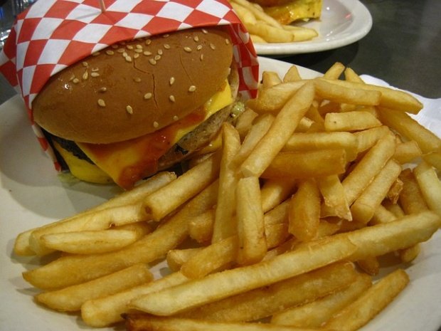 Descoperire groaznică într-un hamburger de la un lanț de restaurante celebru