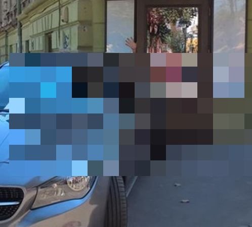 Cum și-a parcat mașina un șofer din Timișoara. Oamenii și-au făcut cruce când s-au văzut blocați la propriu