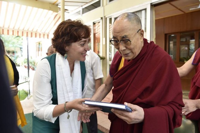 Dalai Lama a primit un album cu fotografii ale Regelui Mihai. Cum a reacționat 