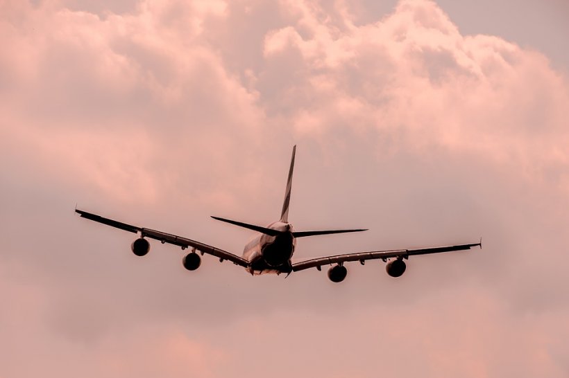 Un avion TAROM s-a întors pe Aeroportul Otopeni. Pasagerii au fost preluați de o altă cursă