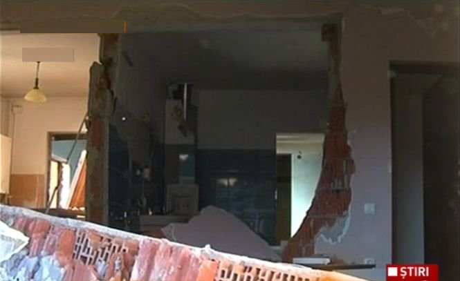 Explozie, într-un bloc de locuințe: 80 de persoane evacuate, 13 imobile afectate. ”Ușile au zburat, geamurile s-au spart”